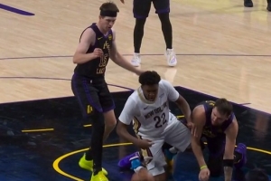 卖力！东契奇积极回防干扰奎因上篮 倒地拼抢还为湖人赢得球权 配图