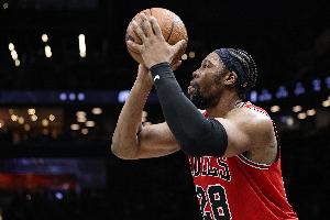 打得不错了!亚布塞莱14中7&三分10中4 砍18分12板并填满数据栏 配图