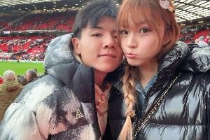 打卡老特拉福德!徐彬社媒晒与女友观赛曼联:距离偶像最近的一次 配图