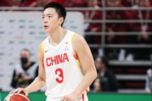 媒体人:刚结束国家队任务 胡明轩就直奔体育总局医院治疗膝伤 配图