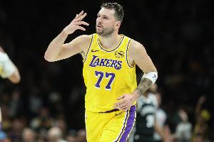 东契奇单赛季第15次单场至少25+10+5 湖人队史自01年奥尼尔后最多 配图