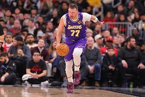 进攻欲望很足!东契奇半场13中6轰下16分3板3助 配图