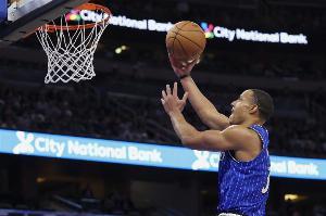 杀伤力十足!贝恩上半场出战16分钟8罚全中得到14分 配图