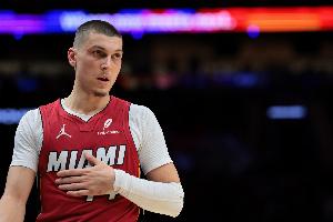 正常发挥!希罗15投8中拿到22分3篮板2助攻1抢断 正负值+8 配图