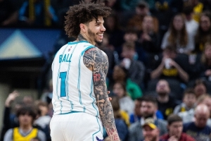 很浪~拉梅洛·鲍尔19中5&三分13中4砍15+5+9+5 大胜但正负值-5 配图