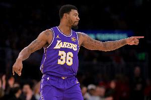 湖人官推：斯玛特的防守杰作 上场贡献5抢断 这场4抢断3盖帽 配图