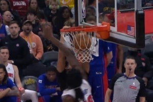 一飞冲天！克雷格·波特底线突破 过掉防守起飞双手暴扣 配图