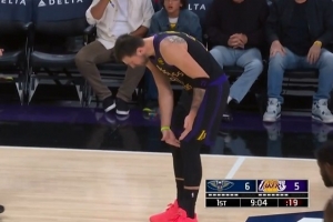 很危险啊！东契奇突破与锡安对膝表情痛苦 调整后继续打 配图