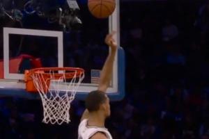 这都能忍住！文班想盖马克西抛投 但瞬间判断出干扰球 硬生生收手 配图