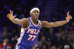 努力追赶！博纳起飞送钉板大帽 埃奇库姆反击空接得手打停马刺 配图