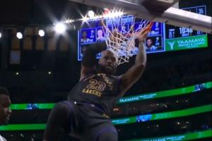 斯玛特快攻假传晃倒詹姆斯？不要紧！后者赶忙起身仍献暴扣2+1 配图