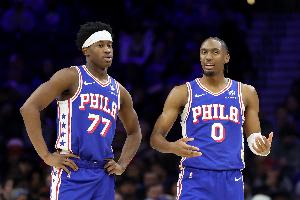 马克西：我第三节离场去更衣室看埃奇库姆的情况 他状态还可以 配图