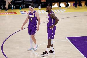 雷迪克:今天的排兵布阵有调整 让詹姆斯和里夫斯一起打更长时间 配图