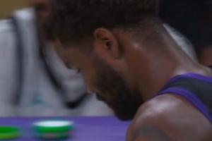 这球烫手？艾顿篮板再现黄油手出界 随即被换下 配图