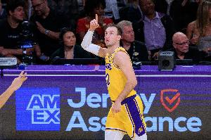 真稳！肯纳德湖人生涯场均10.1分2.5板2助 三项命中率61/50/92% 配图