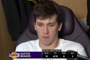 第三节伤到手腕！里夫斯：撞到麻筋了&手都麻木了 暂停后好了些 配图