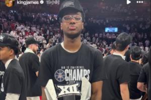 一场没打躺冠了詹姆斯兴奋转发布莱斯夺冠捧杯照：啊耶耶耶~~ 配图