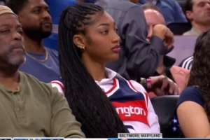 小卡特本场缺阵！绯闻女友里斯身穿奇才球衣支持弟弟朱利安·里斯 配图