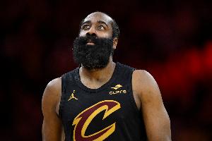 高难度！哈登持球强攻 节奏变化甩开坎宁安打板命中关键2分 配图