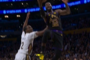 没加罚！詹姆斯反击快下被拉拽仍然上篮打中 裁判没有表示 配图