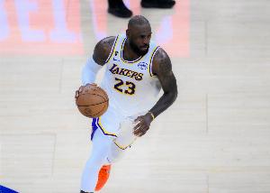 詹姆斯近三战场均打29.5分钟 砍22.3分5板7助 三分命中率53% 配图