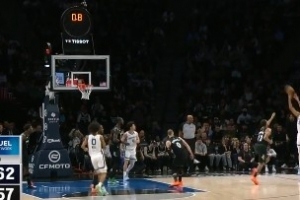 谁说我冒充职业球员？吕佩尔底角接球 出手压哨三分球进灯亮 配图