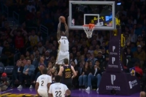 会飞的胖虎！琼斯送抛传 锡安冲天而起双手空接炸筐 配图