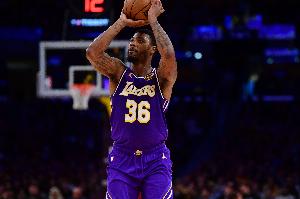 这签约太值了!斯玛特9中3得10分3板7助4断3帽 还有关键三分 配图