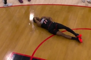 埃奇库姆投篮时被卡布撞到失衡摔倒背部着地 本场比赛不会回归 配图