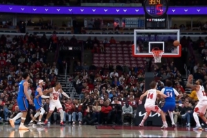 希望无碍！布泽利斯抢板时踩到肯威崴脚离场 在通道调整 配图