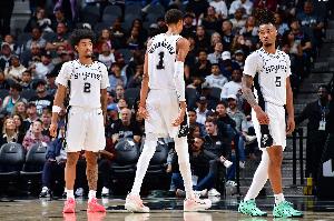 张佳玮谈马刺赢球特征：文班统治防守端 卡斯尔推转换 哈珀砍分 配图