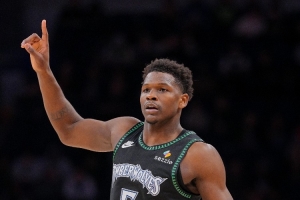 攻防俱佳！爱德华兹半场13中8&三分5中3 砍下21分并有4次抢断 配图