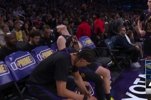 不在状态！里夫斯强攻被帽&4投0中 湖人挑战成功拿回球权 配图