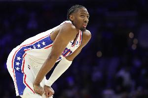 解说：76人今天进攻不在状态 办法也少 马克西状态有波动也属正常 配图