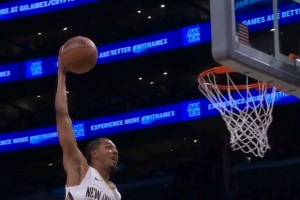 石破天惊！琼斯抢断反击 墨菲罚球线一步起飞超远滑翔战斧暴扣 配图