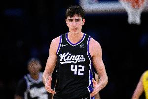 第13次两双继续领跑新秀榜！雷诺12中10高效拿下22分10板4助2断 配图