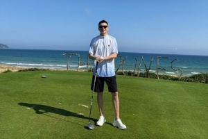 假期生活很惬意!杨鸣晒近照:十五的 十六圆 配图