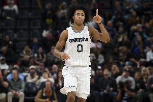 对飚上了！韦尔斯首节5中5&三分4中4砍14分 爱德华兹8中4回应12分 配图