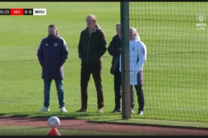 重视青训！拉特克利夫现场观看曼联U18梯队比赛 配图