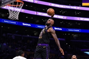 三连胜!湖人发布赢球海报:封面为詹姆斯起飞单臂暴扣瞬间 配图