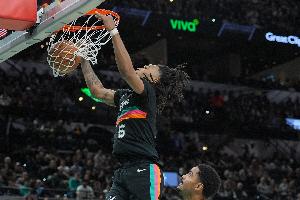 势大力沉！卡斯尔偷溜底线接球双手拽筐暴扣得分 配图