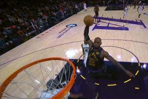 默契这一块斯玛特1防2鬼手抢断 詹姆斯跟进翱翔擎天劈扣 配图