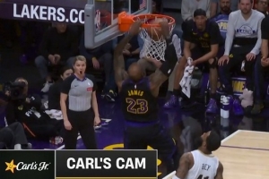 仙人指路！斯玛特送精准长传 詹姆斯篮下起飞双手空接暴扣 配图