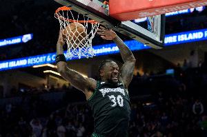 二当家水准！兰德尔15中7贡献23分11板4助 罚球12中9&下半场17分 配图