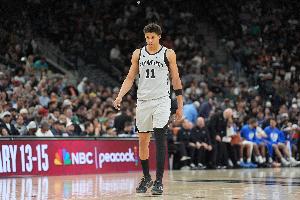 进步明显！卡特·布莱恩特上半场5中3得到8分4板1助 三分4中2 配图