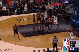 不要太轻松！卡斯尔借掩护突破抛传 文班随便空接双手暴扣 配图