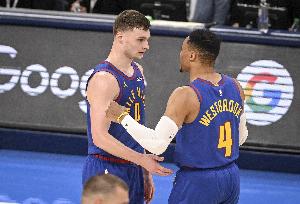 布劳恩:威少推动我每晚都要全力以赴 不然我位置很可能被他顶替 配图