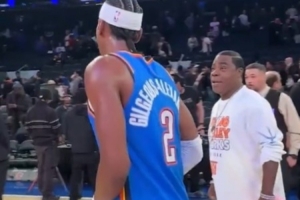 鞋垫得留着！亚历山大赛后将球鞋送给尼克斯的一位超级球迷 配图