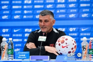 成都蓉城队主教练约翰·阿洛伊西和队长韦世豪出席赛前新闻发布会 配图