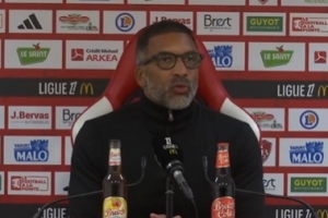 马赛杯赛出局后谢场时遭球迷投掷烟花，主帅：理解球迷的愤怒情绪 配图